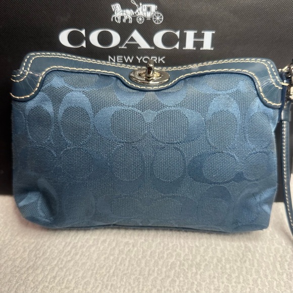 Y2K Coach Blue signature Turnlock wristlet - Picture 2 of 13